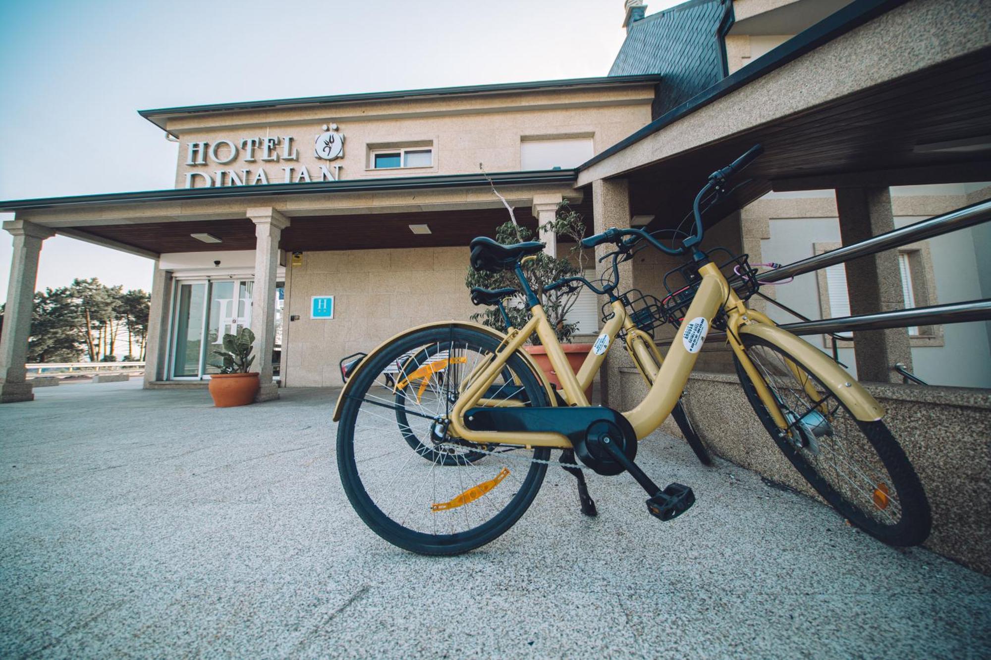 Hotel Dinajan Villanueva De Arosa Kültér fotó