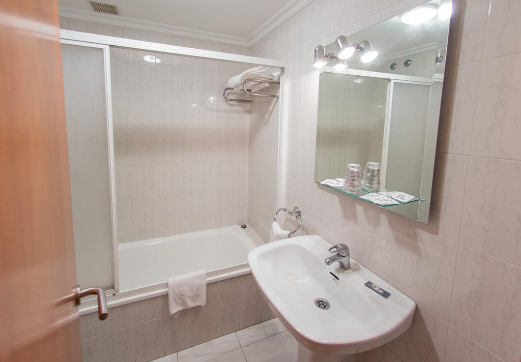 Hotel Dinajan Villanueva De Arosa Kültér fotó