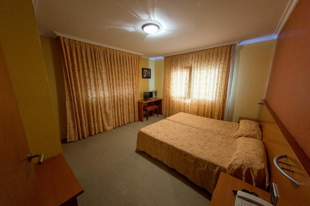Hotel Dinajan Villanueva De Arosa Kültér fotó